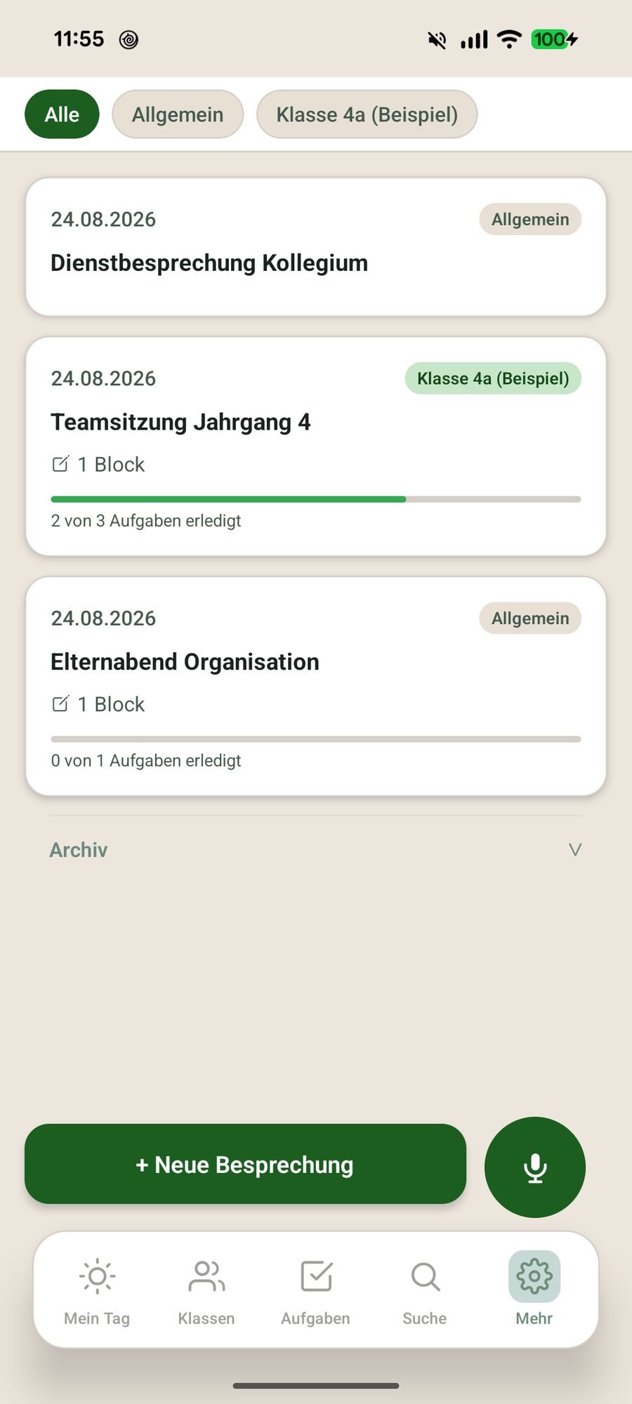 Besprechungsliste mit Notizblöcken und erledigten Aufgaben